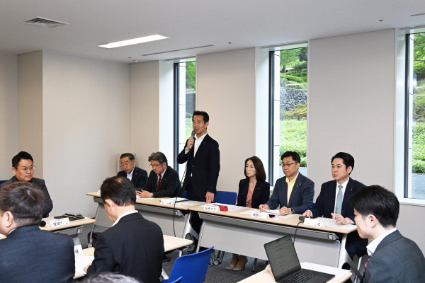 20260618第18回三党合同政調審議会であいさつする岡本三成政調会長