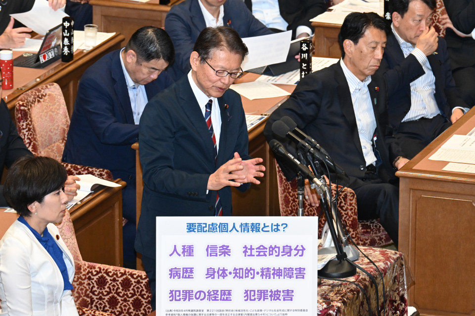 予算委員会で質問する長妻昭議員