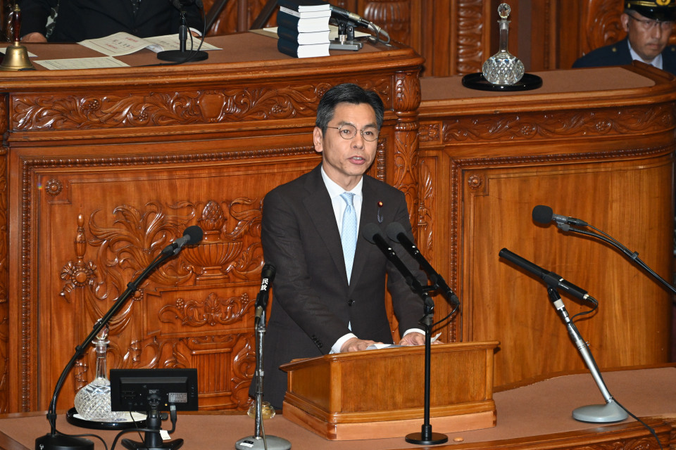 20260616衆院本会議で反対討論に立つ平林晃議員