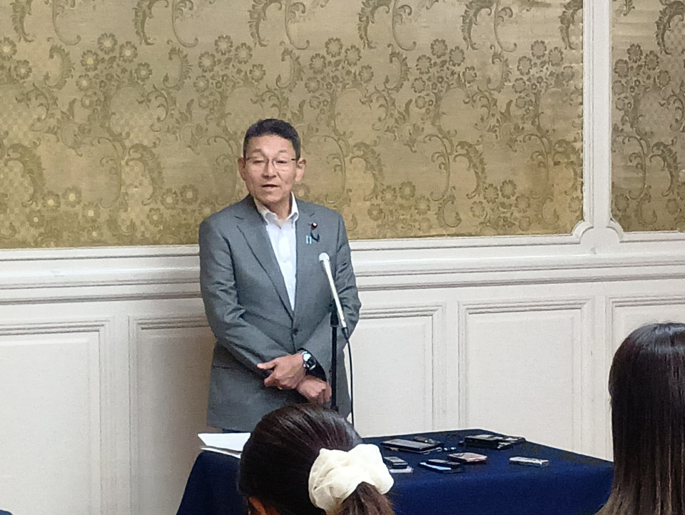 2026年5月15日、皇位継承に関する全体会議後、記者団に応じる笠浩史本部長