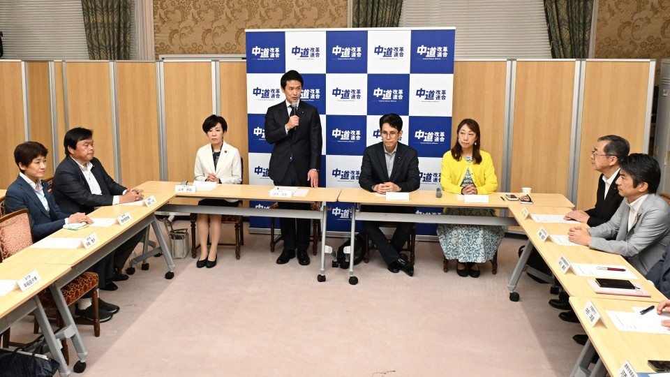 臨時常任幹事会であいさつする小川代表
