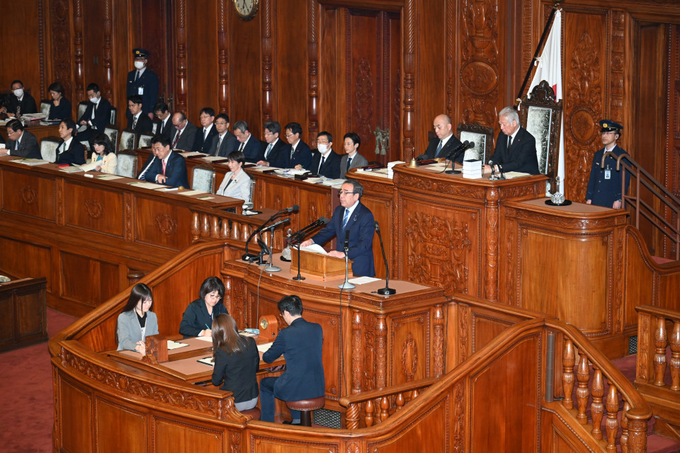 20260604衆院本会議で討論に立つ福重隆浩議員