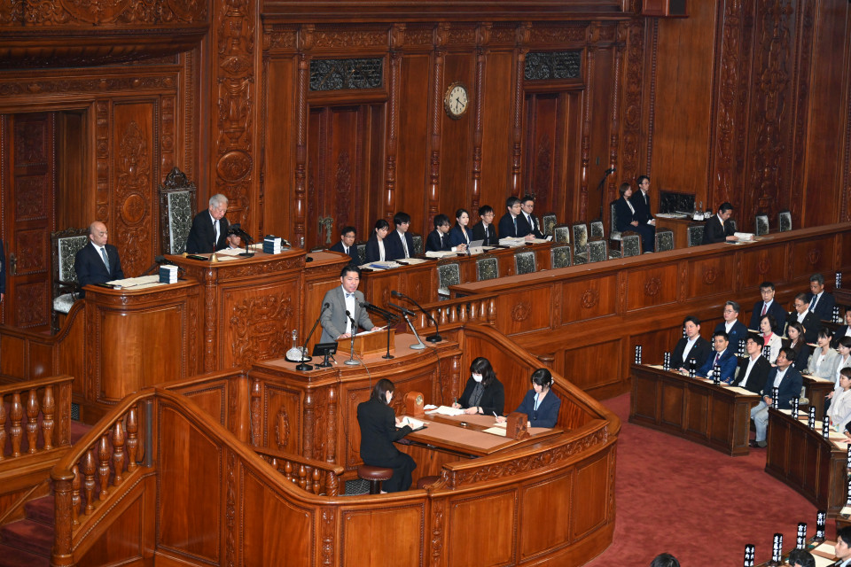 20260715衆院本会議で討論に立つ伊佐進一議員