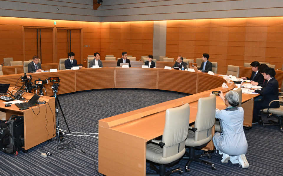 20260616国会議員討論会「日本の核政策を問う―安保三文書改定をめぐって」であいさつする平林晃衆院議員