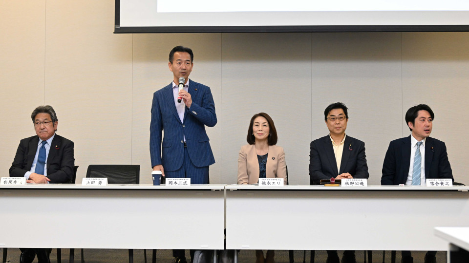 「『命』と『暮らし』を守る緊急経済対策」を求める三党合同集会の冒頭で挨拶する岡本政調会長