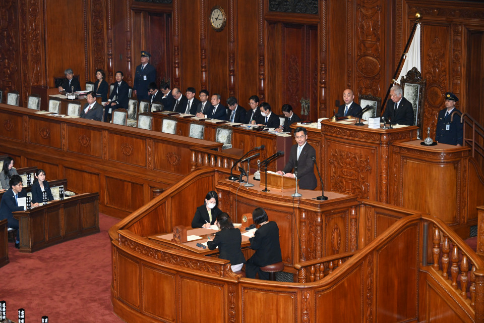20260616衆院本会議で反対討論に立つ平林晃議員