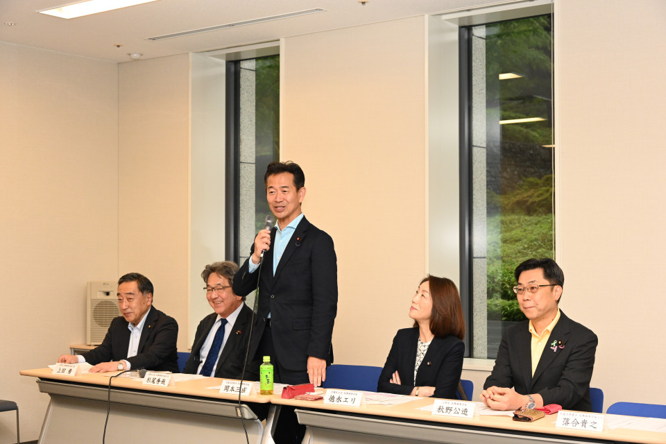 20260625第20回三党合同政調審議会であいさつする岡本三成政調会長