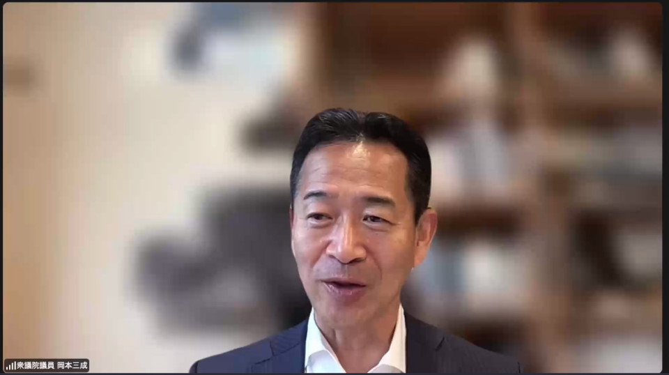 オンライン会見で提案の説明をする岡本議員
