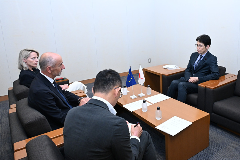 パケ駐日EU代表部大使(左)と会談する階猛幹事長(右)=2026年6月9日、国会内
