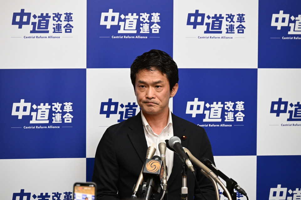 会見で記者団の取材を受ける小川代表