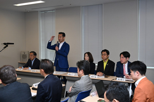 第16回三党合同政調審議会で発言する岡本三成政調会長　2026年6月4日