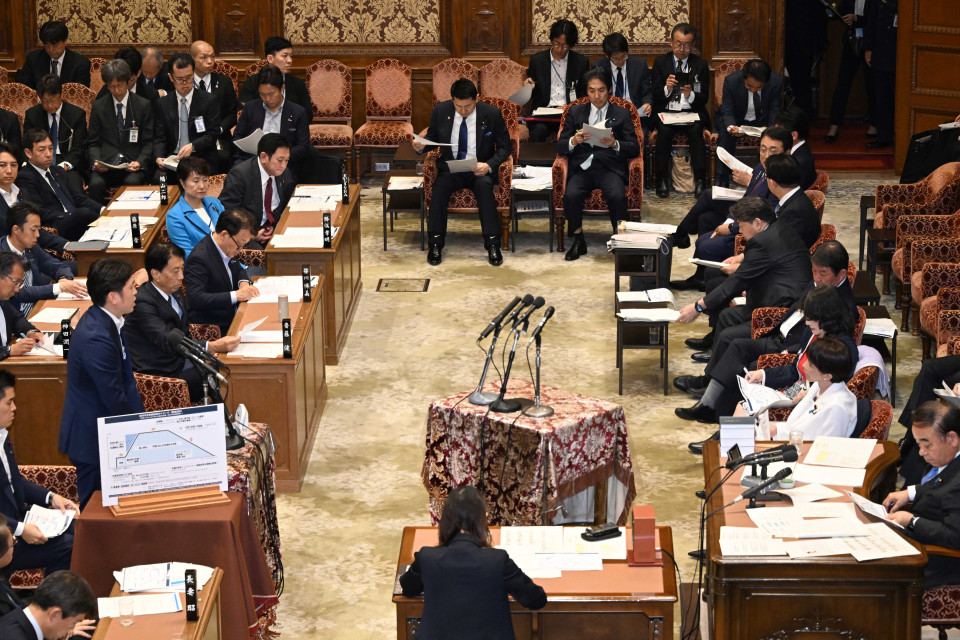 予算委員会で質問する中野洋昌議員
