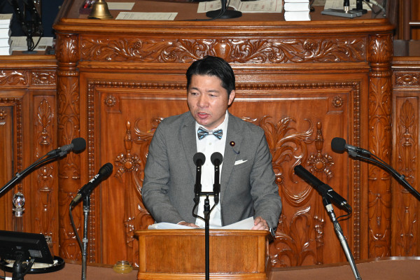 20260715衆院本会議で討論に立つ伊佐進一議員