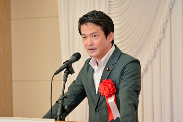 「篠原文也の直撃！ニッポン塾」で講演する小川代表