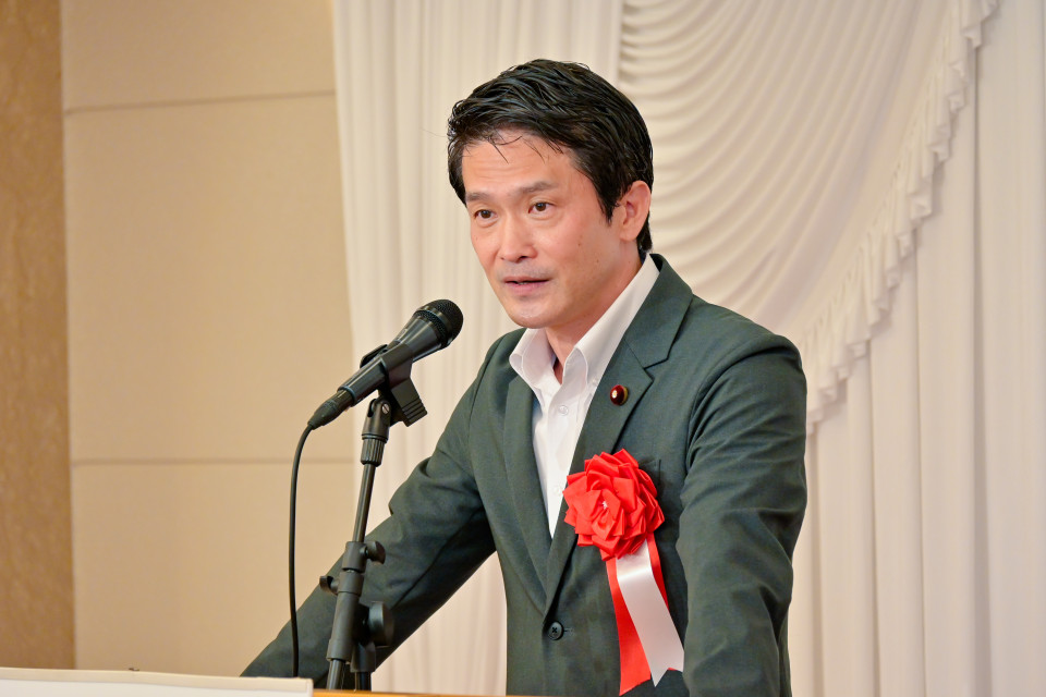 「篠原文也の直撃！ニッポン塾」で講演する小川代表
