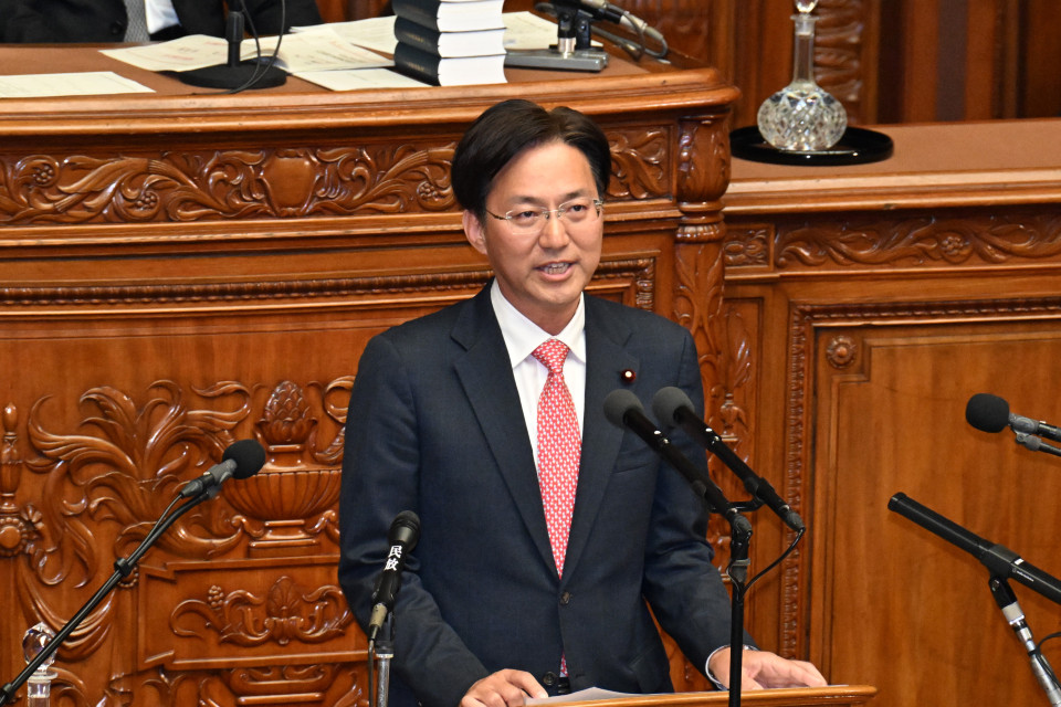 衆院本会議で個人情報保護法の討論に立つ犬飼議員
