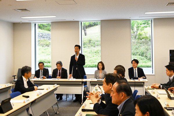 第12回三党合同政調審議会で発言する岡本三成政調会長