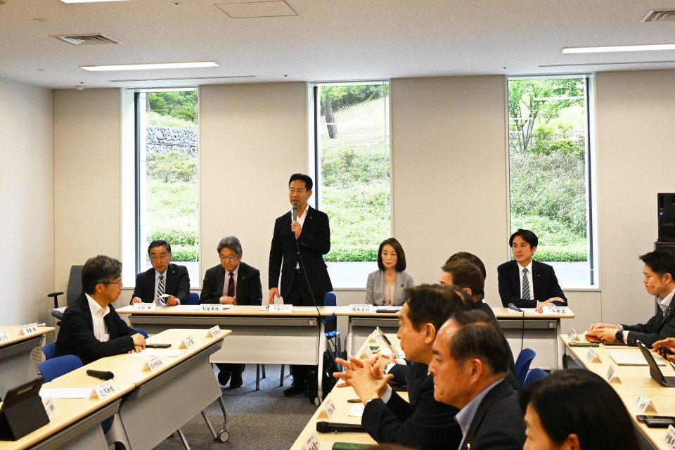 第12回三党合同政調審議会で発言する岡本三成政調会長