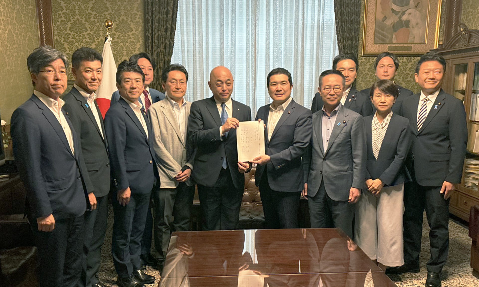 20260717議員立法「自動車産業脱炭素化推進法案」を衆院へ再提出した際の手交の様子
