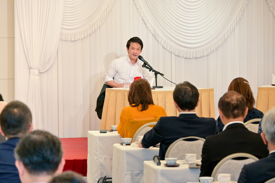 質疑に答える小川代表
