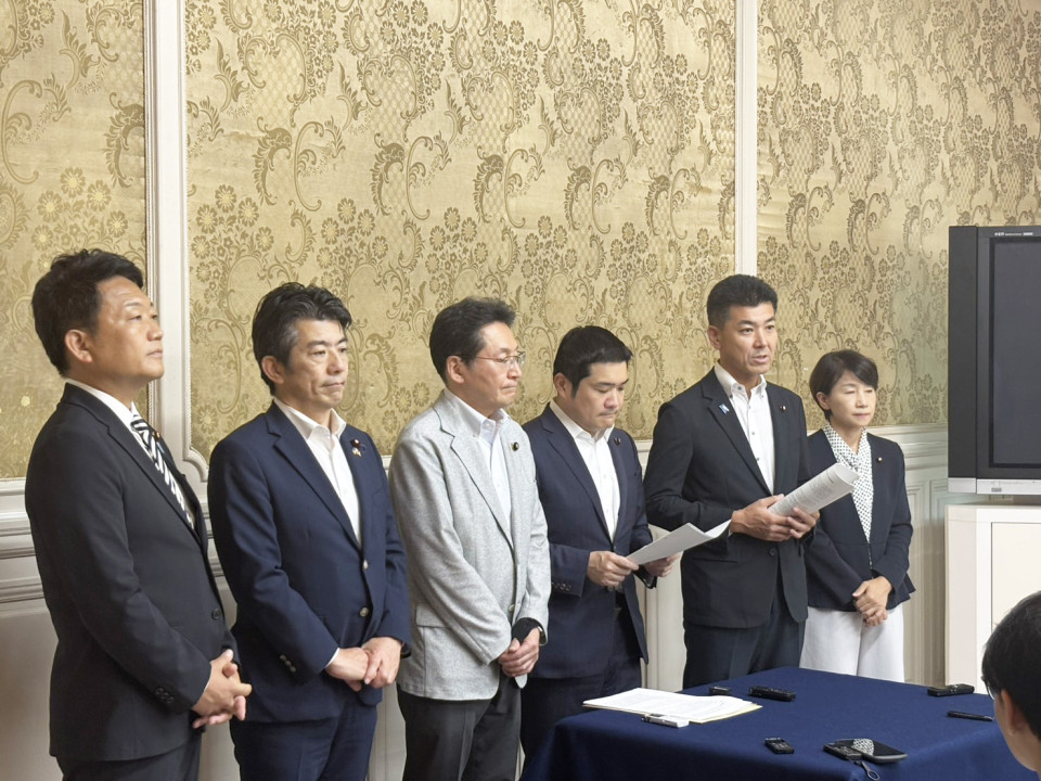 「自動車産業脱炭素化推進法案」提出後のぶら下がりの様子