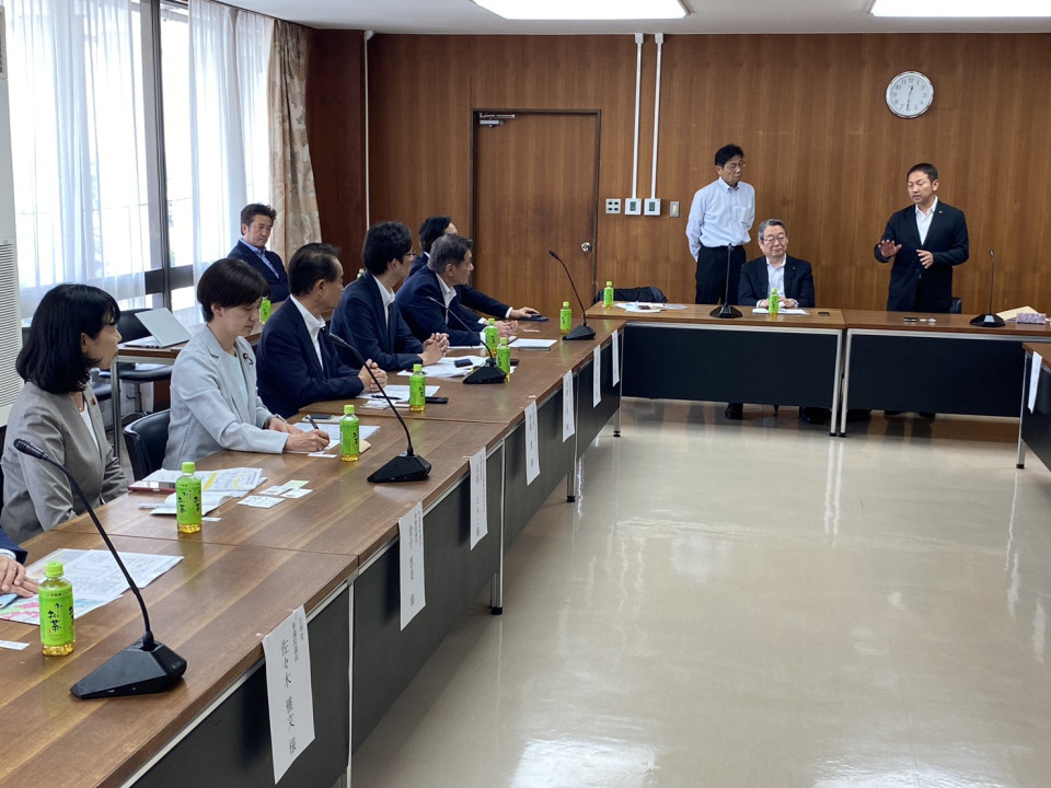 龍ヶ崎市役所で意見交換する議員ら