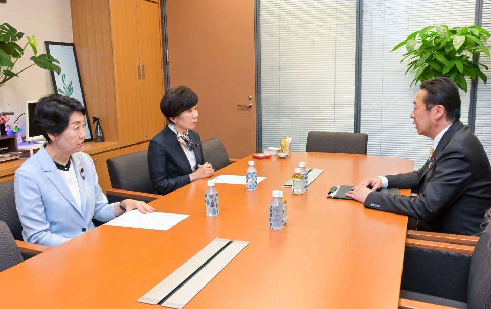 20260609要請を受ける山本代表代行と早稲田副代表