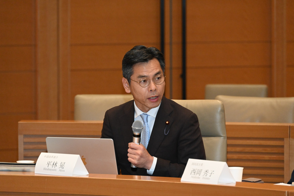 20260616国会議員討論会「日本の核政策を問う―安保三文書改定をめぐって」であいさつする平林晃衆院議員