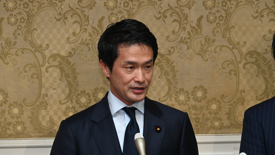 20260715党首討論後に記者団の取材に応じる小川代表