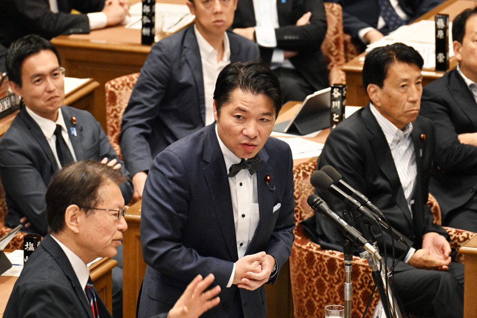 予算委員会で質問する伊佐進一議員