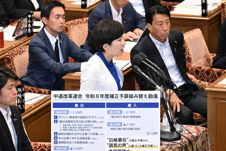 予算委員会で質問する山本香苗議員