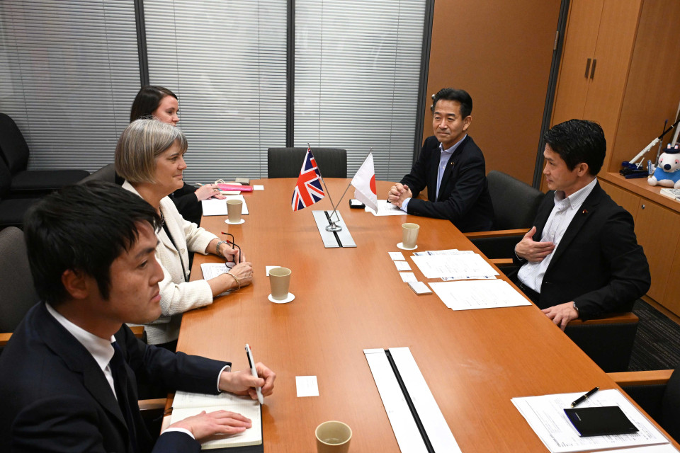 ジュリア・ロングボトム駐日英国大使と小川代表らとの意見交換の様子