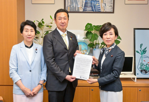 20260609黄川田大臣から要請書を受け取る山本副代表