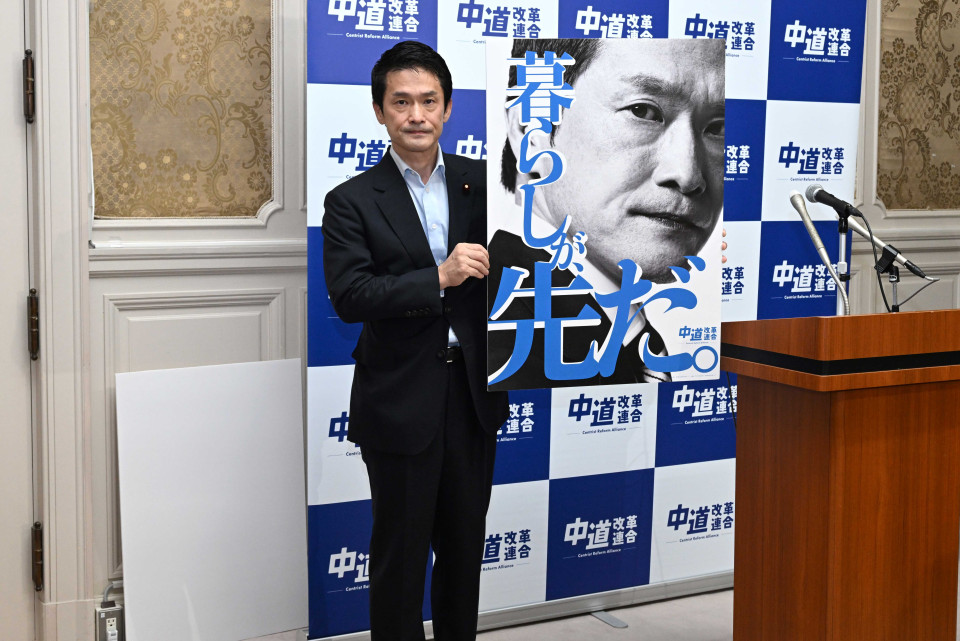 ポスターを発表する小川淳也代表