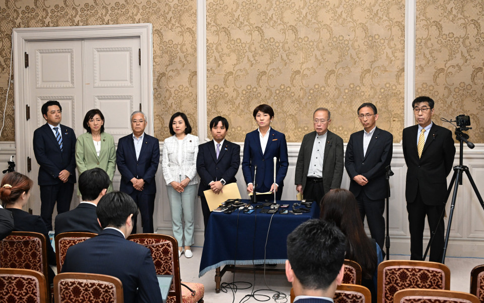 法案提出後に記者会見