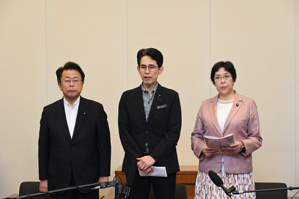 2026年8月26日 3党党首会談後に記者団に対応する階猛幹事長