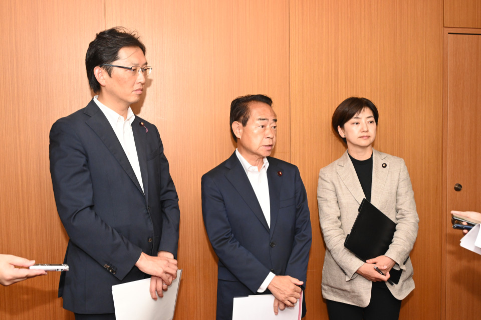 農水省申し入れ後に記者団の取材に応じる野間部会長ら