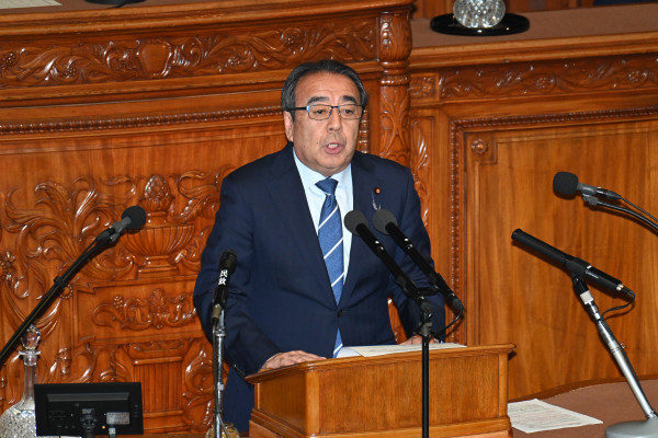 20260604衆院本会議で討論に立つ福重隆浩議員