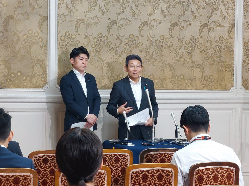 取材に応じる笠本部長と中野事務局長